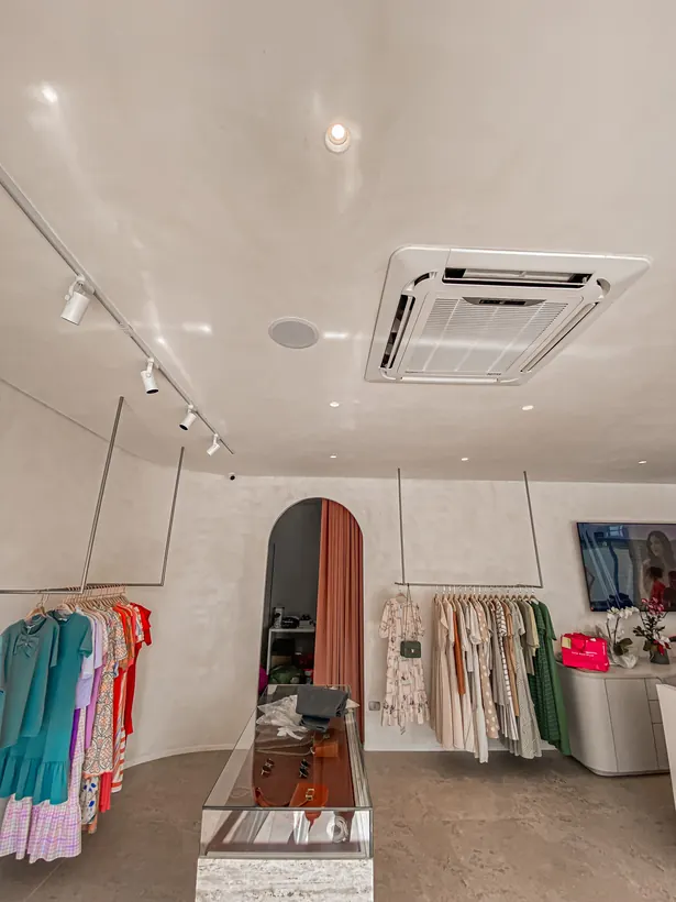 Cassete de teto em loja de roupas