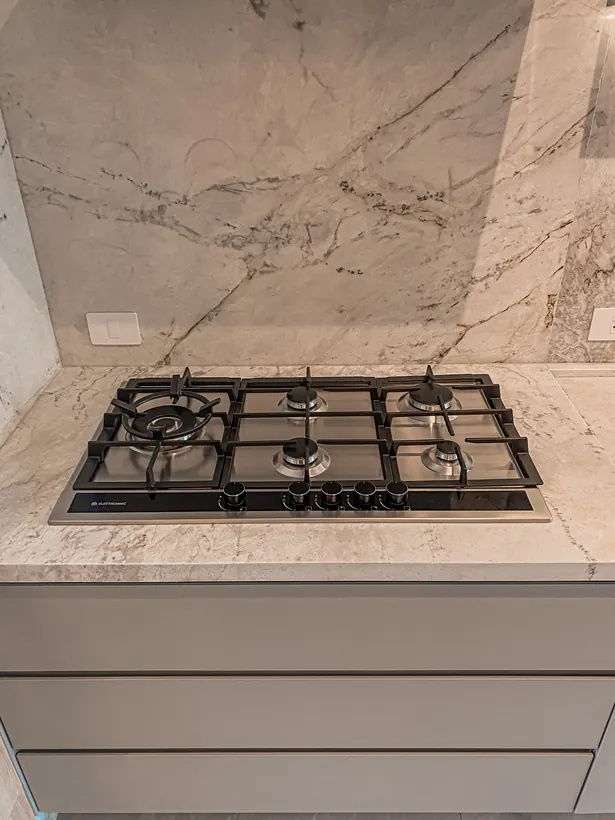 Cooktop em bancada de mármore
