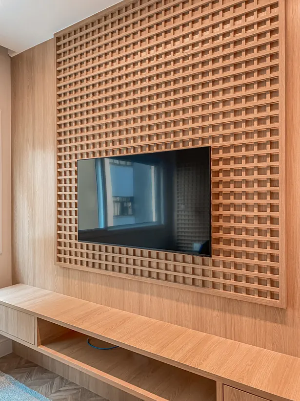 TV instalada em painel de madeira